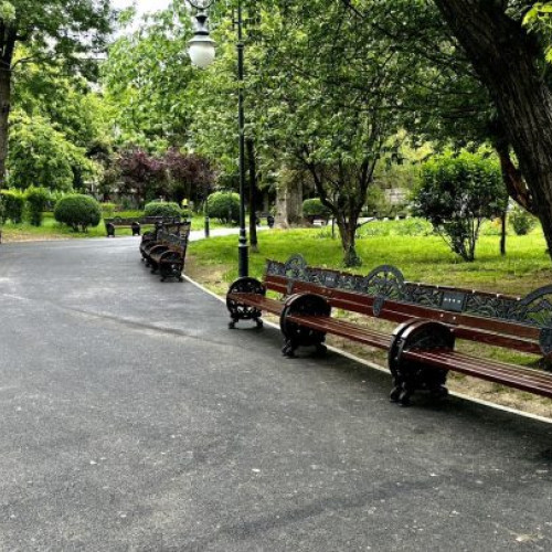 Mobila urbană din Parcul Cișmigiu se schimbă. Nicușor Dan: ”Bănci vechi, reduse la starea inițială”