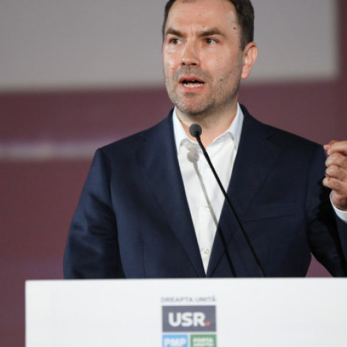 Situația incomodă a CFR Călători - Drulă susține că falimentul e aproape, compania raportând pierderi de peste 1 miliard de lei în 2023. Liderul USR include PNL-PSD la guvernare și atacă hoția și lipsa de investiții. Obiectivul său: modernizarea căilor ferate și a trenurilor pentru a aduce sectorul în secolul 21. Cererea pentru 2024 este cu 464% mai mare decât anul precedent. Deși a reușit să atragă 4 miliarde de euro pentru modernizarea sectorului, Drulă acuză că niciun tren nu a fost introdus în serviciul de transport în ultimii doi ani și jumătate, iar buz