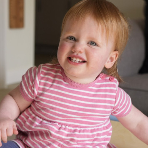 Foto O fetiță născută surdă şi-a recăpătat auzul datorită unei terapii revoluţionare. Acum, Opal aude aproape normal