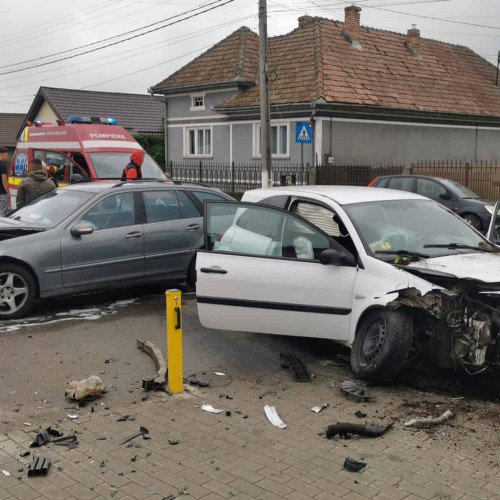 Cădere la Crăciunelu de Jos: 2 Răniți în Coliziunea Auto