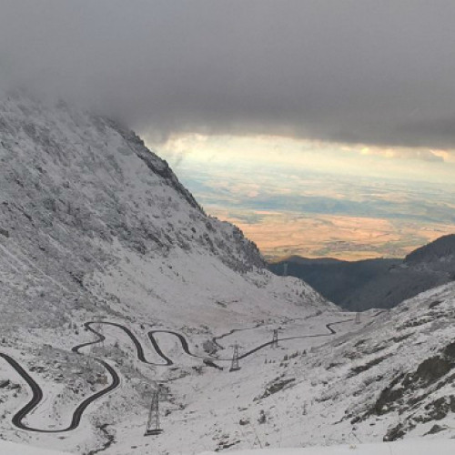 Alertă de zăpadă şi trafic blocat pe Transfăgărăşan: Straturi groase de peste patru metri de zăpadă împiedică circulaţia!