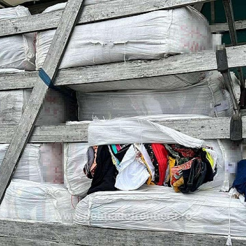Transport deșeuri se oprește la Vama Petea: Peste 21 tone de textile second-hand din Ungaria, interceptate de autorități
