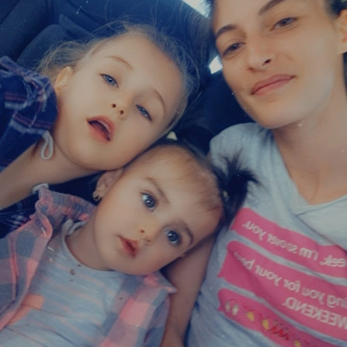 O familie nevoiasă din Galați primește ajutor pentru a-și construi o nouă locuință la inițiativa unui ONG cu sprijinul vecinilor - IMPACT