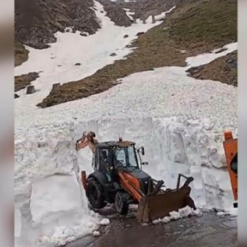 VIDEO Zăpadă de peste 4 metri pe Transfăgărăşan - Drumarii se luptă cu avalanşele în zona cea mai dificilă