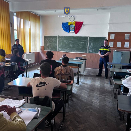 Polițiștii din Dâmbovița promovează siguranța în școli în urma minivacanțelor de Paște și 1 Mai