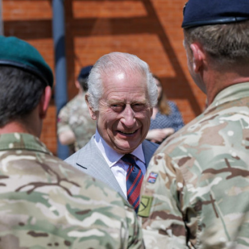 Vizita surpriză a Regelui Charles la Școala Regală de Inginerie Militară. Monarhul bine dispus și-a cerut scuze că a prins soldații prin surprindere și le-a făcut glume la această bază militară importantă