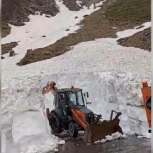 VIDEO Continuă deszăpezirea pe Transfăgărășan. 4 metri de zăpadă depășesc limitele. Drumarii fac eforturi pentru a găsi înnoirea.