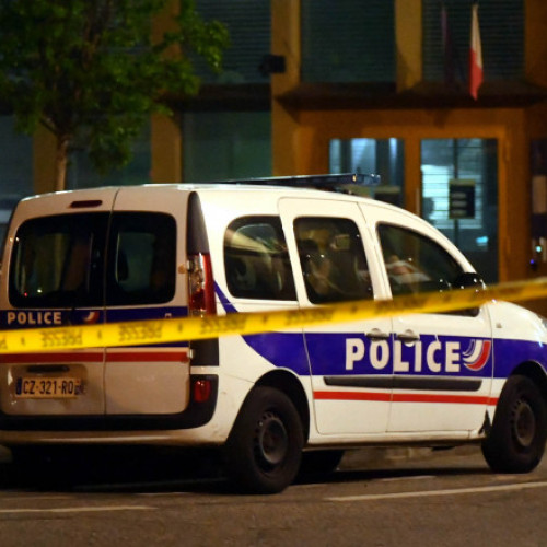 Doi polițiști împușcați de bărbatul arestat într-o secție din Paris