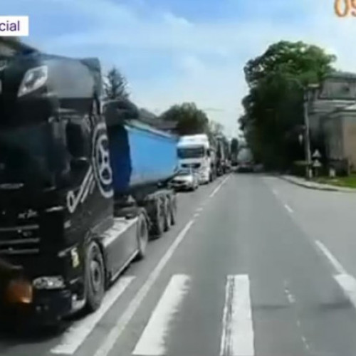 Femeie din Iași, scăpată cu viață după ce a trecut în grabă prin fața unui TIR, momentul surprins de o cameră de bord