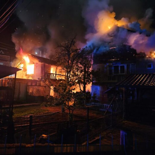 Incendiu devastator la Gura Humorului, pagube de 40.000 de euro. Focul a cuprins o gospodărie, proprietarul a cerut ajutor. Focul a fost stins de pompieri, 3 clădiri afectate. Cauza incendiului - instalație electrică neconformă. Focul a distrus o casă și anexă, obiecte și mobilier, pagube în valoare de 40.000 de euro. Nu existau asigurări. Pompierii i-au salvat pe locuitori, nimeni nu a fost rănit.