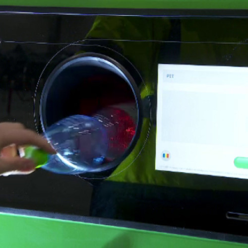 Un nou beneficiu pentru pungile reciclate într-un supermagazin din România: 1 leu în schimbul fiecărui PET! Oferta limitată la două zile.