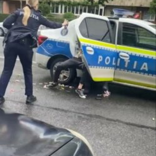 Polițista care a pulverizat spray lacrimogen în colegul ei, cercetată de către comisia IPJ Cluj