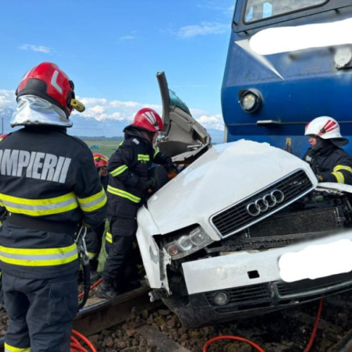 Accident rutier în Brașov: Trafic feroviar întrerupt după coliziunea unui autoturism cu un tren de călători