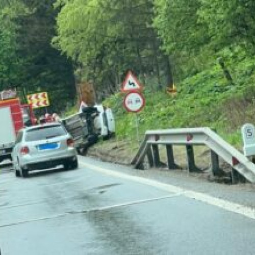 Un accident a avut loc pe DN1, din Predeal spre Brașov. O mașină s-a răsturnat în afara drumului. Echipajul de descarcerare de la ISU Brașov a intervenit la locul evenimentului. Dacă apreciezi știrea, alătură-te comunității noastre de cititori de pe pagina de Facebook, printr-un Like!