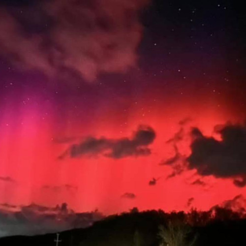 Aurora boreală înfiorătoare în România - Un fenomen rar şi extrem de intens a fost observat vineri spre sâmbătă în întreaga ţară. Astronomul Adrian Şonka de la Observatorul Astronomic „Amiral Vasile Urseanu” a declarat că acesta este primul caz cunoscut de prezenţă atât de puternică a fenomenului în România. Manifestarea a fost vizibilă în special din zonele rurale, unde lumina de la oraşe nu a putut perturba spectacolul cosmic.