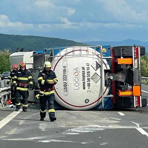 Accident rutier pe Autostrada A1, între Deva și Orăștie: o autocisternă s-a răsturnat, șoferul a necesitat îngrijiri medicale.