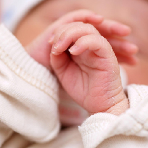 Tendința îngrijorătoare: Scăderea nașterilor în România, conform datelor recente publicate de INS. Ministerul Familiei oferă ajutoare financiare pentru stimularea natalității în rândul tinerelor familii. Populația de vârstă activă este pe o tendință descendentă, conform sociologilor.