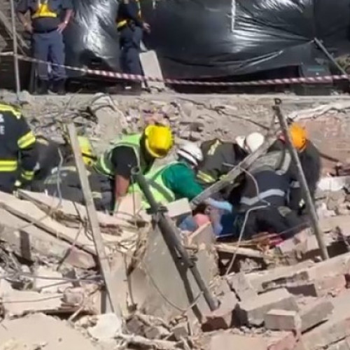 Un barbat salvat dupa prăbușirea unei clădiri în Africa de Sud. Bilanțul tragediei a ajuns la 13 morți.