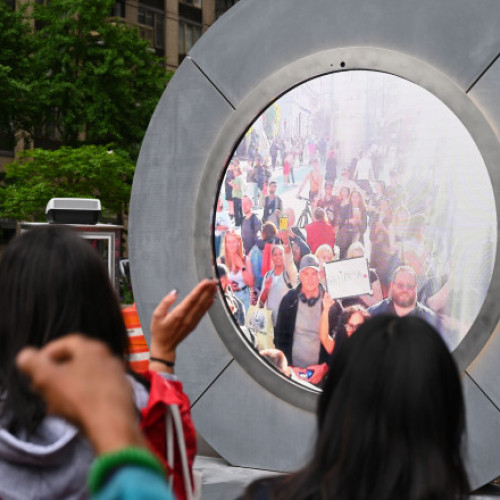 Portalurile video conectează în timp real orașele New York și Dublin. Există o legătură impresionantă între cele două orașe globale.