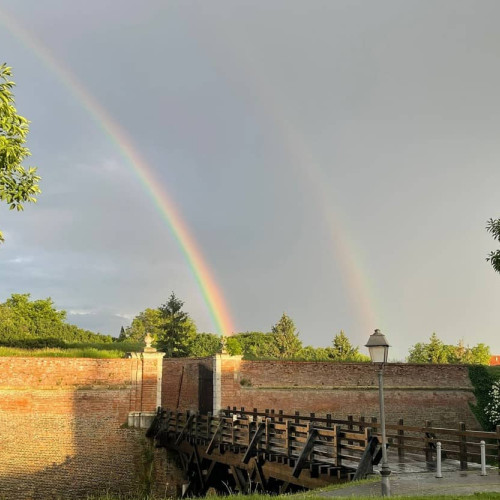 Surprinderea unui curcubeu dublu în Alba Iulia, după ploaie. Un fenomen meteorologic rar capturat în fotografii.
