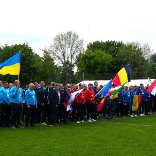 Vlăduț Niculae marchează pentru România, echipa vicecampioană la Campionatul European de Fotbal al Primarilor