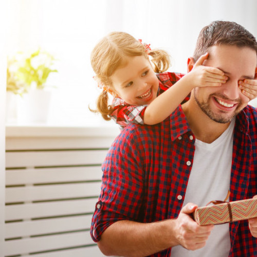 Ziua reglementată a tatălui sărbătorită în România - rolul important al tatălui în viața copilului lo şi în societate