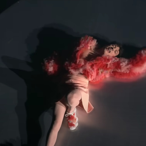 Elveția câștigă Eurovision 2024 cu "The Code" - un cântec premiat ce încurajează pacea și demnitatea. Nemo obține punctajul maxim, depășindu-și rivalele Franța și Ucraina, în timp ce controversata participare a Israelului stârnește discuții aprinse. Povestea călătoriei lui Nemo, lăudată de public cu 226 de puncte, lasă în urmă favoritul croat Baby Lasagna, care a obținut doar 547 de puncte. Artista israeliană Eden Golan ocupă un modest loc cinci, obținând 323 de puncte cu cântecul "Hurricane".