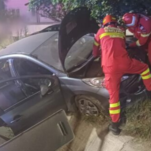 Accident de circulație la Bosanci: Doi răniți, încarcerați după ce șoferul a pierdut controlul volanului