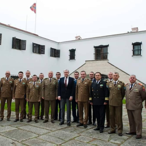 Ofițerii Ministerului Apărării Naționale, invitați de Casa Regală pentru o vizită în Ajunul Zilei Naționale, la Palatul Elisabeta din Capitală