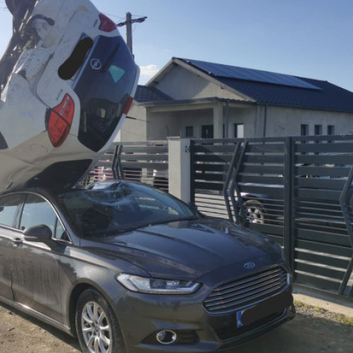 Accident rutier în Vrancea: Mașină rămasă suspendată pe plafonul unui autoturism parcat