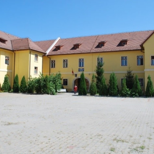 IȘJ Alba achiziționează pachete cu rechizite școlare pentru elevii din județ: conținut și cost.