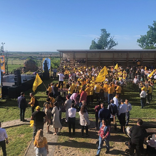 George Simion iaoricare dintre candidații AUR din Satu Mare, într-un spectacol istoric la Cetatea Ardudului.