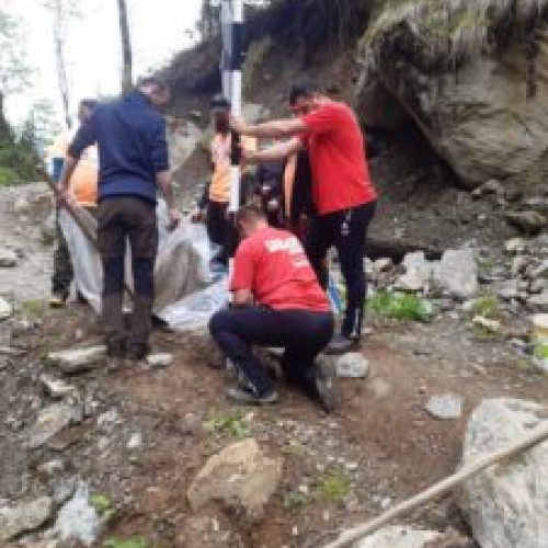 Noi săgeți de orientare montate într-un traseu spectaculos din Valea Sâmbetei - Salvamontiștii din orașul Victoria au refăcut marcajele!