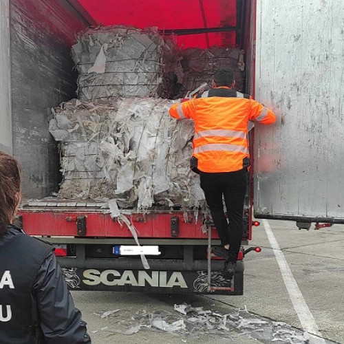 Comisarii Gărzii Naționale de Mediu din Satu Mare verifică transporturile de deșeuri pentru a preveni intrarea ilegală a deșeurilor de aluminiu în țară