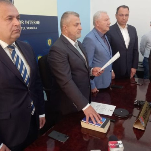 Numirea noului prefect al județului Vrancea, Marius Iorga, a fost făcută în timpul unei ceremonii online în care au fost depuse jurământul de către cei mai noi prefecți și subprefecți numiți de Guvern. Iorga, fost director al Cancelariei Prefectului, va prelua rolul de prefect, înlocuindu-l pe Nicușor Halici, care și-a dat demisia pentru a se putea candida la alegerile locale. La ceremonia oficială de astăzi, șefii instituțiilor publice din județ au oferit sprijinul lor pentru noii demnitari. Aceste schimbări sunt esențiale înaintea alegerilor locale din iunie și vor necesita o strânsă colaborare între