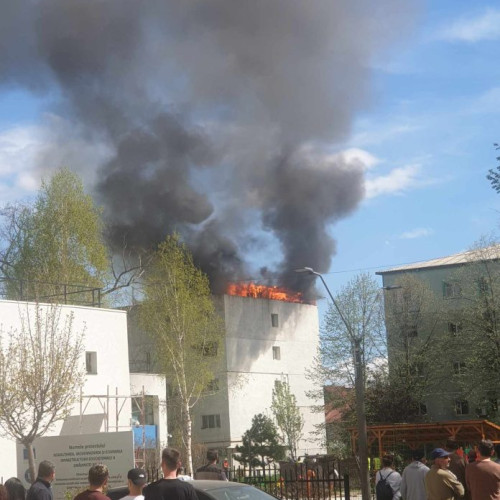 Incendiu la un bloc din Cartierul Sud, 16 persoane evacuate, intervenție în desfășurare