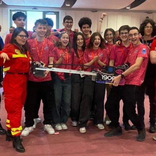 Elevii din Focșani se pregătesc să participe la campionatul mondial de robotică din SUA datorită sprijinului financiar al autorităților locale și județene.