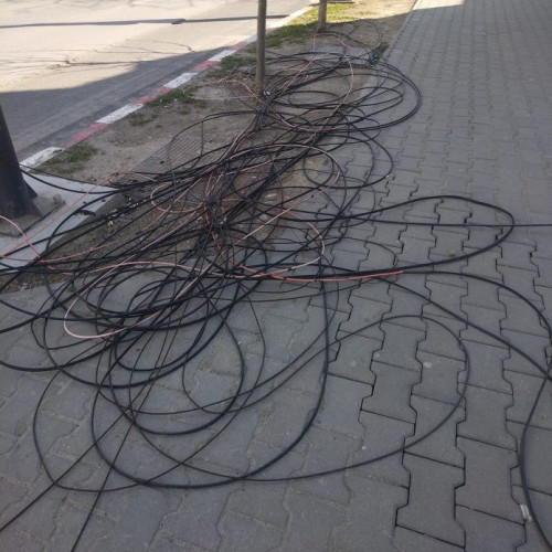 Focșănenii au rămas fără internet și cablu tv timp de 48 de ore din cauza tăierii cablurilor de pe stâlpi de către Primăria orașului