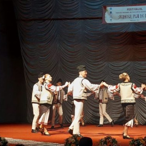 Spectacol folcloric de succes la Colegiul Economic - tradiții și valori ale neamului românesc prezente în Festivalul elevilor „Vrancea, plai de dor” de la CPEERI 2024, sub îndrumarea doamnelor profesori Cristina Gheorghiță și Alina Seceleanu, sâmbătă la Casa de Cultură a Sindicatelor din Focșani.