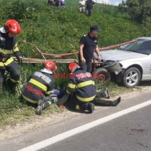 Accident rutier grav la Dumești - Un autoturism și un atelaj cu tracțiune animală implicate. Trei victime transportate la spitalul Vaslui. Cauza neclară.
