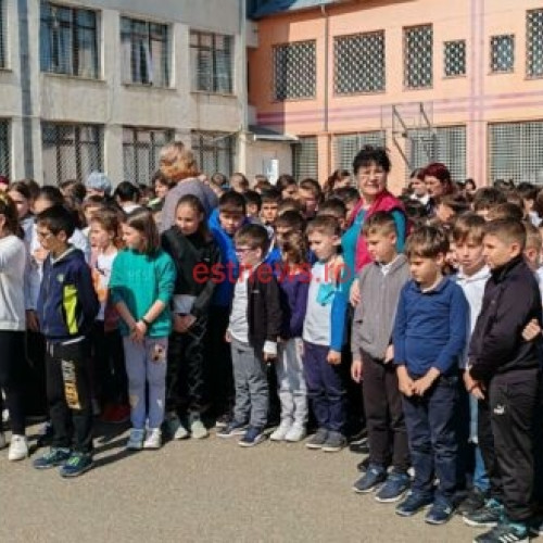 Efectuat un exercițiu de evacuare la Școala Gimnazială "Alexandra Nechita" din Vaslui, în urma unui cutremur urmat de un incendiu.