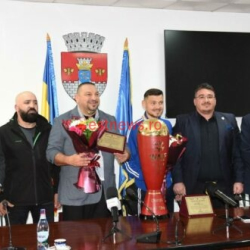 Vlăduț Mocanu, jucător al echipei Inter Traian Vaslui, a prezentat cu mândrie Cupa Mondială la minifotbal la Vaslui!