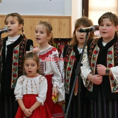 Școala Gimnazială din Vaslui va găzdui cea de-a XIX-a ediție a festivalului "Datina", organizat împreună cu Palatul Copiilor. Peste 1.400 de copii sunt așteptați să participe la concursul interjudețean de iarnă pentru a promova tradițiile și obiceiurile populare. Doi jurați vor acorda premii și diplome elevilor din județul și din alte zone. Evenimentul este susținut de Primăria și Consiliul Local, care au alocat un grant de 5.000 de lei pentru a oferi produse tradiționale celor prezenți.