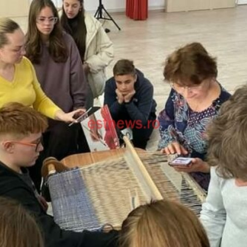Elevii din Școala Gimnazială ,,Alexandra Nechita" Vaslui învață să țeasă în cadrul lecțiilor demonstrative susținute de Asociația „Museum Vasluiensis”. Proiectul "Țesutul - tradiție îmbrățișată de tânăra generație" primește sprijin din partea Primăriei și Consiliului Local Vaslui. Participanții vor continua cu șezătoarea organizată de Muzeul Județean „Ștefan cel Mare”.