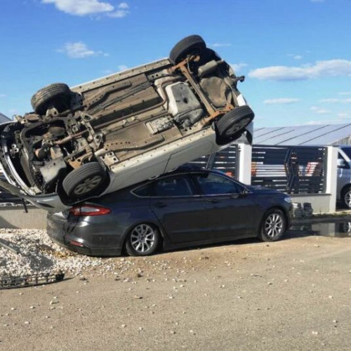 ACCIDENT CA ÎN FILME LA VÂNĂTORI:ȘOFERUL AVEC OP ELUL ALB PIERDE CONTROLUL VOLANULUI ȘI LOVEȘTE UN ALT AUTOTURISM!