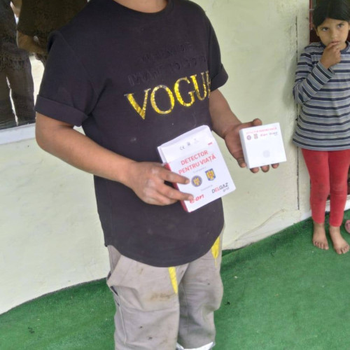 36 de locuințe din Dărmănești, echipate cu senzori de fum de către ISU Dâmbovița, pentru siguranța cetățenilor