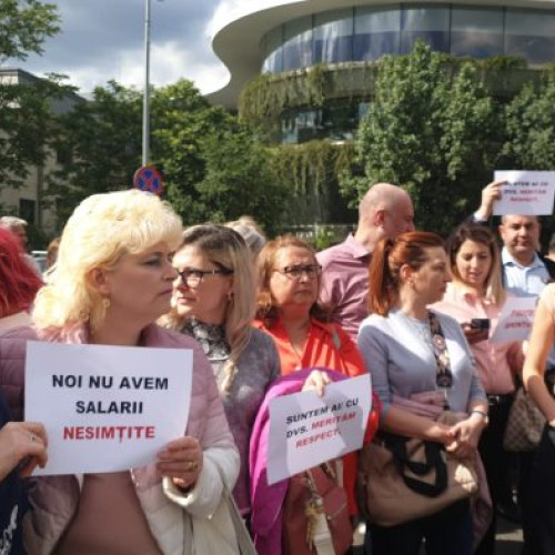 Angajaţii Guvernului protestează pentru salarii mai mari