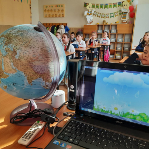 Școlile din Târgu Bujor primesc noi dotări prin programul de redresare. Finanțarea de 1,7 milioane lei îmbunătățește calitatea învățământului la Liceul Tehnologic Ieremia Grigorescu și Școala nr. 2 Grigore Hagiu. Încredințarea se face prin licitație pentru mobilier și materiale didactice. Primăria orașului explică detaliile.