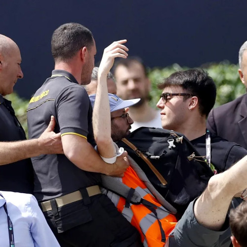 Sorana Cîrstea eliminată în optimi la Roma după întreruperi neașteptate de protestatari pe teren