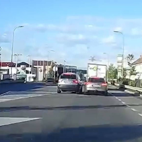 INCIDENT ÎN UN SENS GIRATORIU DIN ALBA IULIA: UN ȘOFER NU A ACORDAT PRIORITATE ȘI A PROVOCAT ACCIDENT- VIDEO